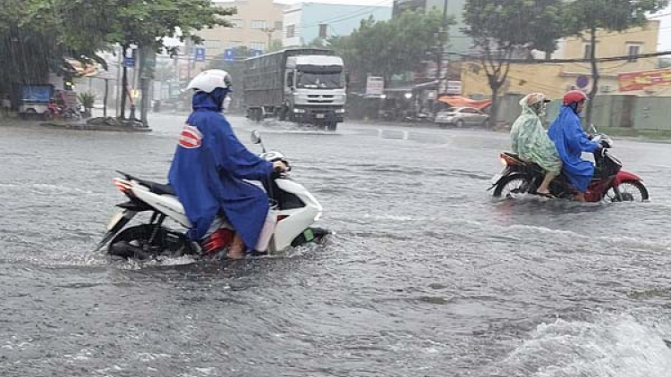 Dự báo thời tiết ngày 10/10/2026: Mưa lớn bao trùm Trung Bộ, Hà Nội có mưa dông
