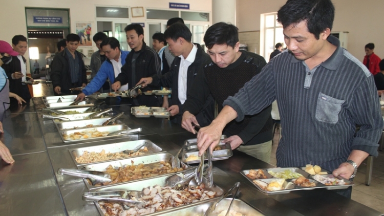 Nếu doanh nghiệp không đảm bảo giá trị bữa ăn cho người lao động là 15.000 đồng/suất thì Công đoàn cơ sở có thể tổ chức đình công (Thời sự đêm 29/12/2015)