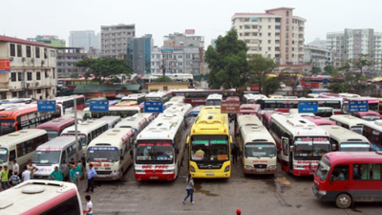 Hà Nội sẽ tăng cường hơn 2 nghìn 800 xe khách để phục vụ nhu cầu đi lại của người dân trong dịp nghỉ Tết Dương lịch và Nguyên đán Bính Thân 2016 (Thời sự trưa 30/12/2015)