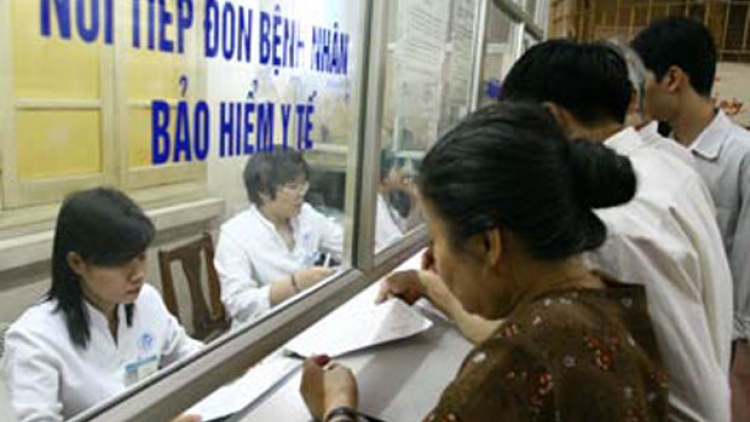 Áp lực từ việc thông tuyến khám chữa bệnh bằng thẻ Bảo hiểm Y tế (18/1/2016)