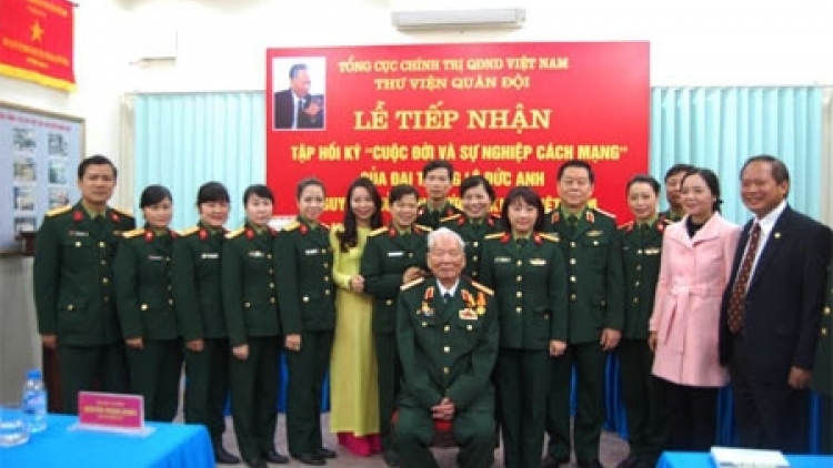 Tổng cục Chính trị Quân đội nhân dân Việt Nam tiếp nhận hồi ký “Cuộc đời và sự nghiệp cách mạng” của Đại tướng Lê Đức Anh trao tặng (Thời sự chiều 15/12/2015)