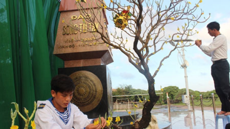 Người chiến sĩ với mùa xuân đất nước