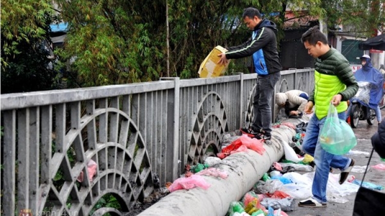 Vẫn xuất hiện những hình ảnh không đẹp trong ngày lễ ông Công ông Táo như đốt quá nhiều vàng mã, thả rác xuống ao hồ, gây ô nhiễm môi trường (Thời sự trưa 01/2/2016)