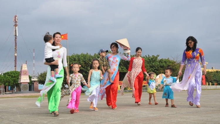 Luật Biển Việt Nam được Quốc hội thông qua vào tháng 6/2012, trong đó khẳng định chủ quyền đối với 2 quần đảo Hoàng Sa và Trường Sa đã được giới thiệu tới 166 quốc gia và nhận được sự ủng hộ mạnh mẽ của bạn bè quốc tế. (Thời sự chiều 11/3/2016)