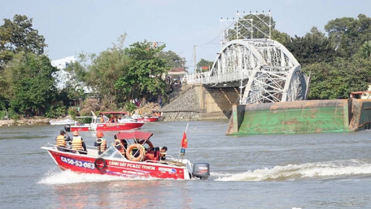 Cơ quan công an đã bắt chủ tàu kéo sà lan đâm sập cầu Ghềnh (Thời sự đêm 21/3/2016)
