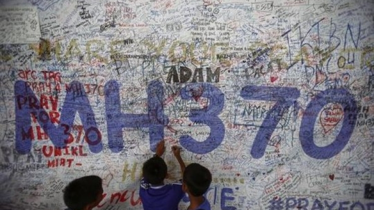 Hôm nay tròn 2 năm chiếc máy bay MH370 mất tích, hiện công tác tìm kiếm chiếc máy bay này vẫn đang được tiến hành (Thời sự trưa 8/3/2016)