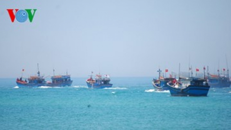 Tuyên truyền luật biển cho ngư dân vươn khơi an toàn (15/4/2016)