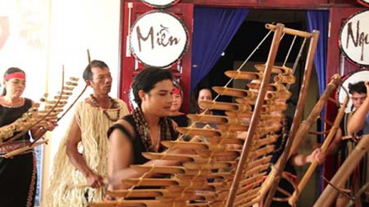 Chàng trai người Ba-na đau đáu nỗi niềm về nhạc cụ và âm nhạc dân tộc (4/4/2016)