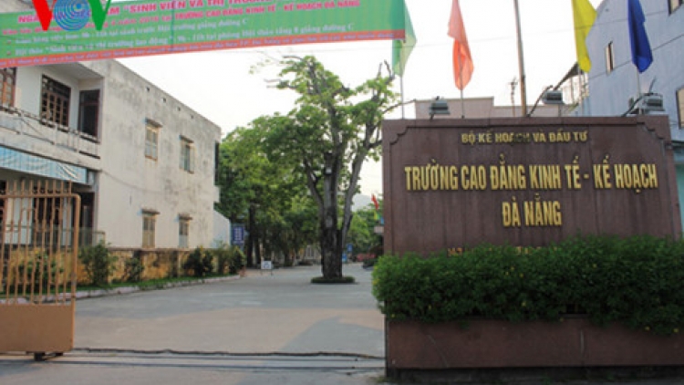 Trước thông tin rao bán điểm trên mạng xã hội, gây bức xúc, lo lắng trong học sinh, sinh viên, Công an thành phố Đà Nẵng cho biết đang tập trung điều tra, làm rõ (Thời sự đêm 11/4/2016)