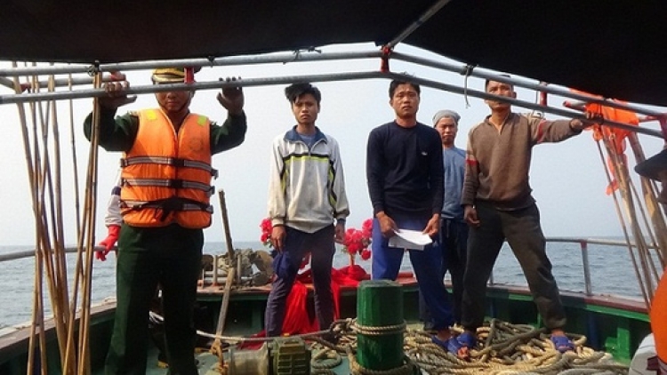 Bộ đội Biên phòng tỉnh Quảng Bình xử lý 6 tàu cá Trung Quốc vi phạm chủ quyền vùng biển Việt Nam (Thời sự trưa 8/4/2016)