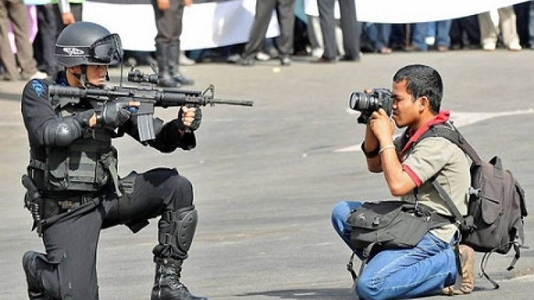 Nhà báo tác nghiệp không phải là thi hành công vụ, liệu có công bằng (8/4/2016)