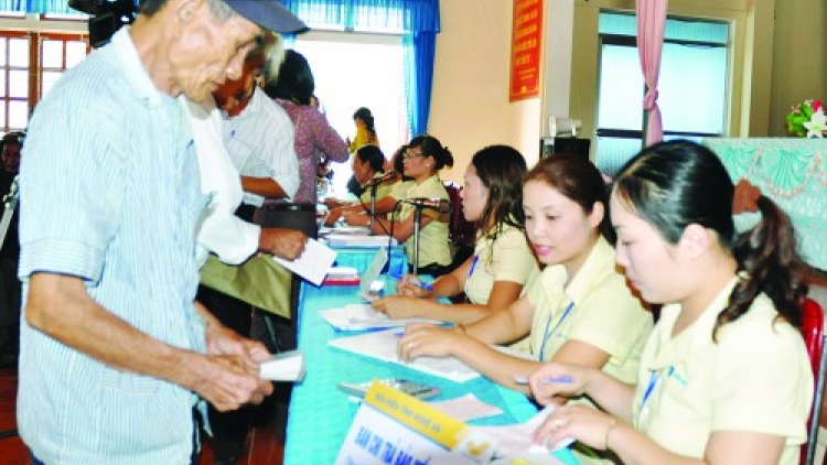 Từ hôm nay, người dân một số địa phương được đóng Bảo hiểm xã hội một lần để hưởng ngay lương hưu. (Thời sự chiều 4/4/2016)