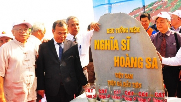 Những viên đá đầu tiên của khu tưởng niệm nghĩa sĩ Hoàng Sa trên núi Thới Lới, huyện đảo Lý Sơn (Quảng Ngãi) đã chính thức được đặt, xây thêm một tượng đài sừng sững hướng về Hoàng Sa. (17/01/2016)