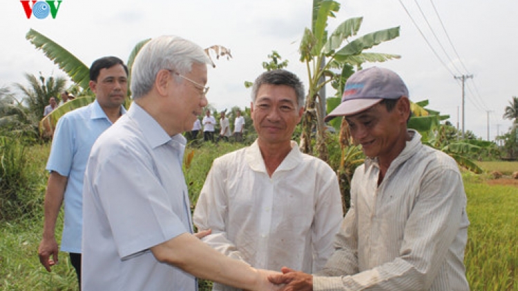 Tổng Bí thư Nguyễn Phú Trọng yêu cầu tỉnh Bến Tre cần phải có những kế hoạch và giải pháp cụ thể cả trước mắt và lâu dài, chủ động ứng phó với hạn mặn và biến đổi khí hậu. (Thời sự đêm 17/3/2016)