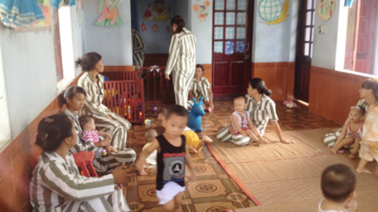 Pháp luật và đời sống ngày 03/9/2014: Cuộc sống của những đứa trẻ phải sống cùng mẹ tại trại giam Phú Sơn 4, tỉnh Thái Nguyên.
