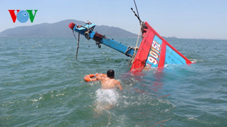 Thời sự trưa ngày 08/7/2014: Đại diện Đoàn luật sư Đà Nẵng đốc thúc phía Trung Quốc cung cấp lai lịch tàu cá Trung Quốc đã đâm chìm tàu ĐN 90152 vào ngày 26/5, để hoàn thiện hồ sơ khởi kiện chủ tàu cá này
