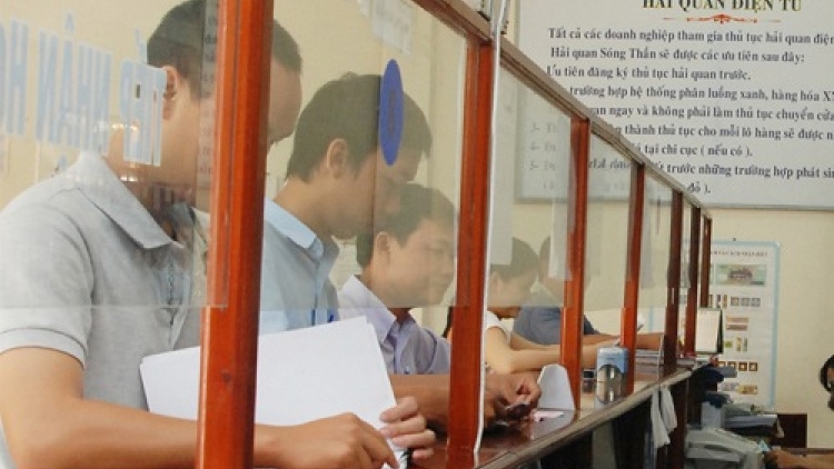 Có tới 28% doanh nghiệp phải trả thêm chi phí ngoài quy định cho quá trình thực hiện các thủ tục hành chính về hải quan do lo ngại sự đối xử không công bằng.(Thời sự chiều 12/11/2015)