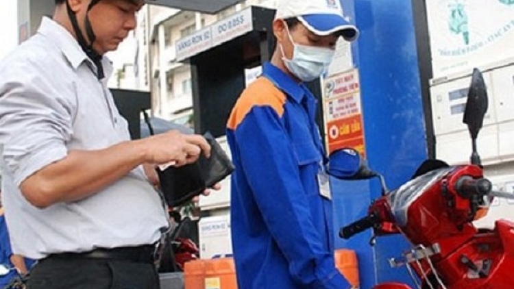 Từ 15 giờ chiều nay, giá xăng trong nước giảm 178 đồng một lít (Thời sự chiều ngày 18/11/2015)