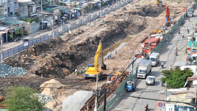 UBND thành phố Hồ Chí Minh vừa phê duyệt dự án chống ngập khoảng 10 nghìn tỉ đồng, trong đó có việc phục hồi nguyên trạng tuyến kênh rạch đã bị lấp (Thời sự trưa 24/11/2015)