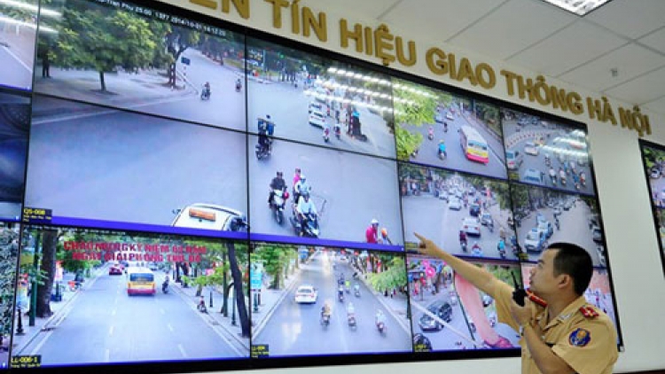 Công an thành phố Hà Nội bắt đầu xử phạt các hành vi vi phạm giao thông qua hình ảnh camera giám sát.(Thời sự trưa 01/12/2015)