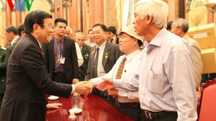 Chủ tịch nước Trương Tấn Sang gặp mặt Đoàn đại biểu Hội những chiến sĩ cách mạng bị địch bắt tù đày. (Thời sự chiều 02/12/2015)