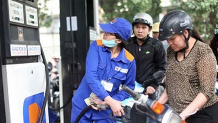 Chiều nay, Liên Bộ Công thương – Tài chính điều chỉnh giảm giá bán lẻ xăng dầu, theo đó giá bán lẻ xăng RON 92 giảm hơn 250 đồng/1lít (Thời sự đêm ngày 3/12/2015)