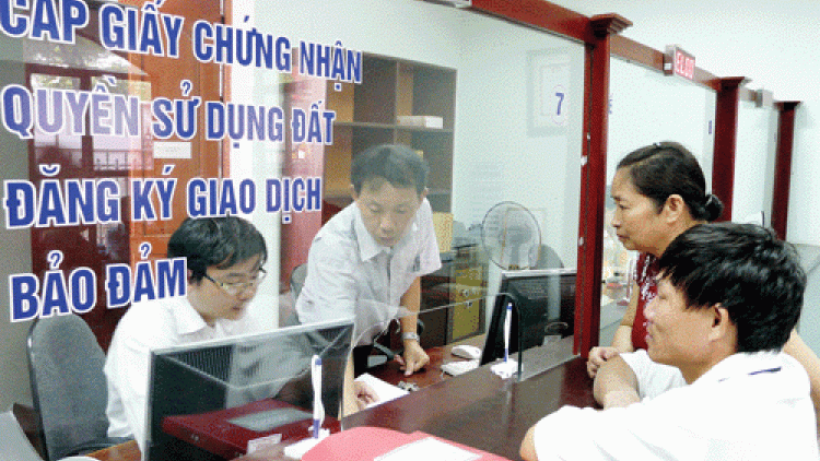 Người dân gặp nhiều phiền hà khi làm sổ đỏ. (03/12/2015)
