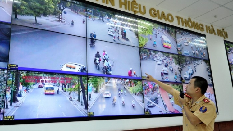 Xử phạt vi phạm giao thông bằng camera: Những băn khoăn của người dân (4/12/2015)