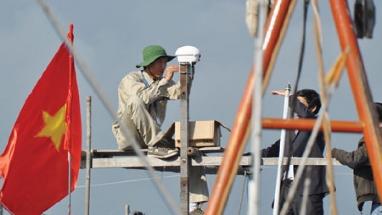 Biển đảo Việt Nam ngày 14/01/2015: Hỗ trợ thiết bị thông tin liên lạc cho tàu thuyền