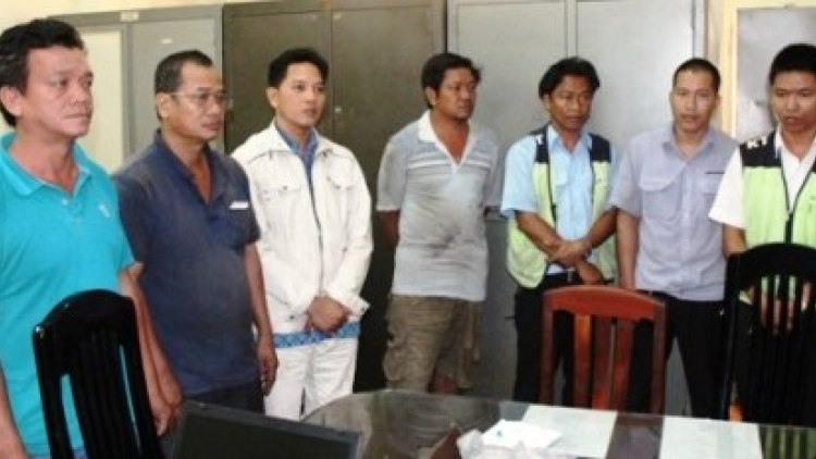 Thời sự chiều ngày 30/1/2015 : Lực lượng An ninh Hàng không, Sân bay Tân Sơn Nhất lại bắt quả tang 2 nhân viên đang rút trộm một lượng lớn xăng dầu trong khi tiếp nhiên liệu cho máy bay