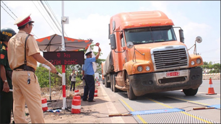 Thời sự chiều ngày 07/01/2015: Thủ tướng Chính phủ yêu cầu Bộ Công an lập các chuyên án điều tra, xử lý các trường hợp tiêu cực tại các trạm cân và bảo kê hoạt động xe quá tải, quá khổ