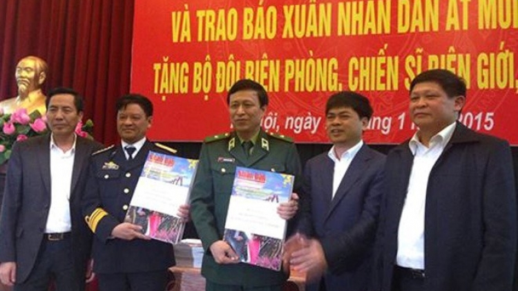 Tâm tình biên giới và hải đảo ngày 01/02/2015: Mang báo Xuân Nhân dân đến biên giới, hải đảo.