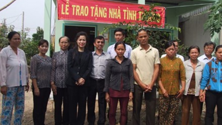 Theo dòng thời sự ngày 17/02/2015: Niềm vui của người nghèo được hỗ trợ nhà đón tết