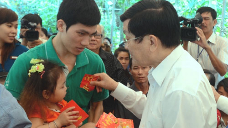 Thời sự đêm ngày 17/02/2015: Thăm công nhân ăn Tết xa nhà tại tỉnh Long An, Chủ tịch nước Trương Tấn Sang đề nghị tỉnh Long An tạo điều kiện tốt hơn để công nhân yên tâm lao động, sản xuất.