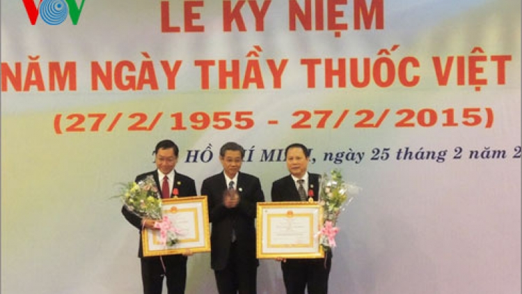 Thời sự chiều ngày 26/02/2015: Hôm nay, diễn ra nhiều hoạt động kỷ niệm 60 năm Ngày Thầy thuốc Việt Nam, tôn vinh những đóng góp của các thế hệ thầy thuốc trong việc chăm sóc và bảo vệ sức khỏe nhân dân.