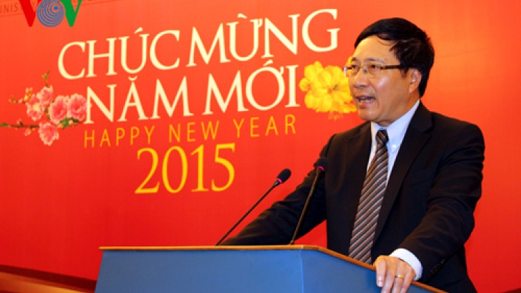 Thời sự chiều ngày 05/02/2015: Báo chí đã góp phần làm nên thành công của hoạt động đối ngoại Việt Nam trong năm qua - Đó là khẳng định của Phó Thủ tướng, Bộ trưởng Ngoại giao Phạm Bình Minh tại buổi gặp gỡ báo chí nhân dịp đầu năm mới 2015