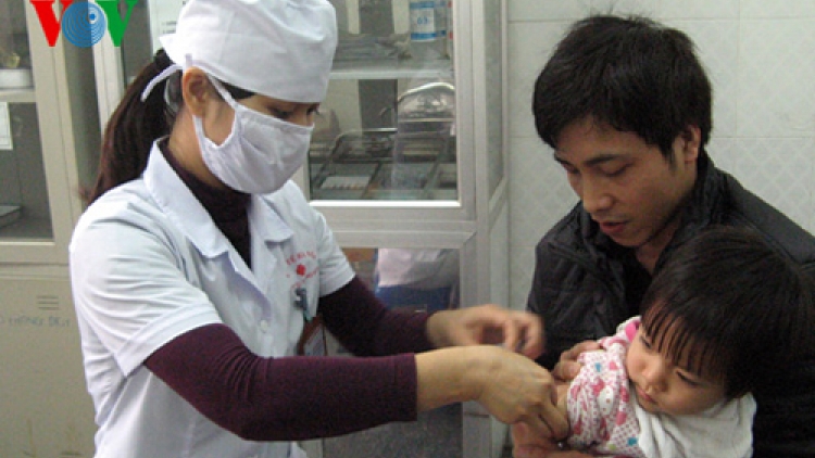 Theo dòng thời sự ngày 11/03/2015: Tiêm phòng vacxin cho trẻ - những vấn đề đặt ra.