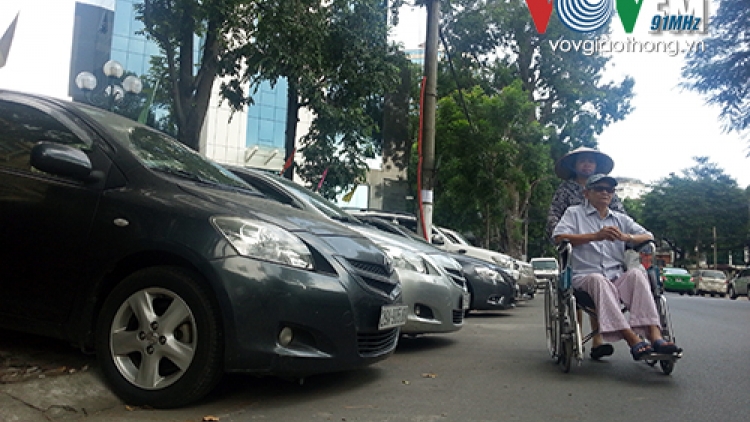 Theo dòng thời sự ngày 19/3/2015: Công khai chiếm dụng lòng đường, vỉa hè: Sai phạm vì sao vẫn tái diễn?