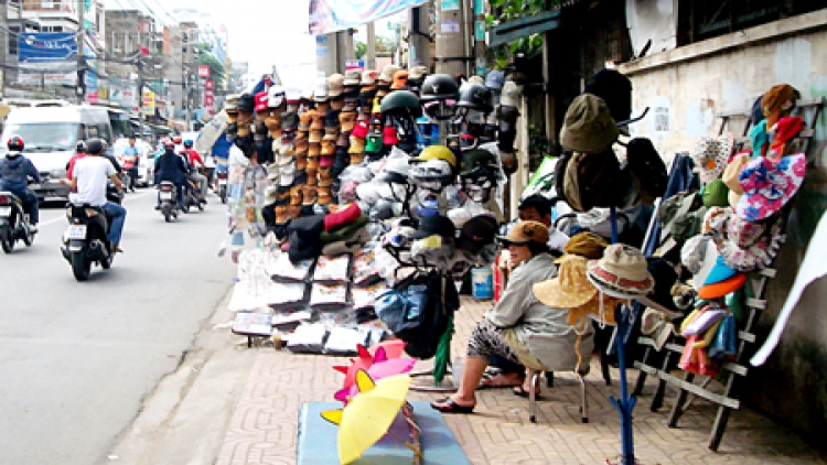 Pháp luật và đời sống ngày 26/3/2015: Tình trạng lấn chiếm vỉa hè, lòng đường ở Hà Nội.