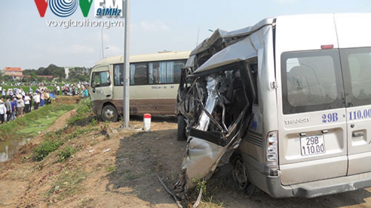 Thời sự chiều ngày 30/3/2015: Xảy ra vụ tai nạn giao thông nghiêm trọng trên quốc lộ 32 Hà Nội làm 5 người chết và 20 người bị thương.