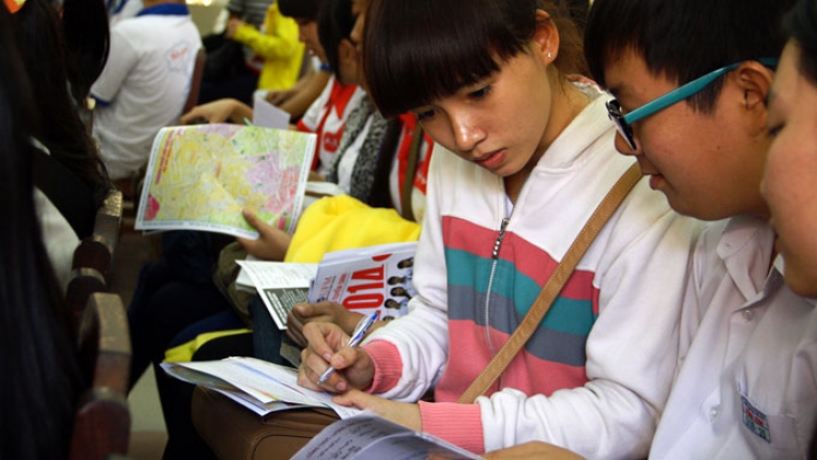 Thời sự trưa ngày 07/3/2015: Hôm nay, Cẩm nang tuyển sinh năm 2015 chính thức được phát hành trên toàn quốc
