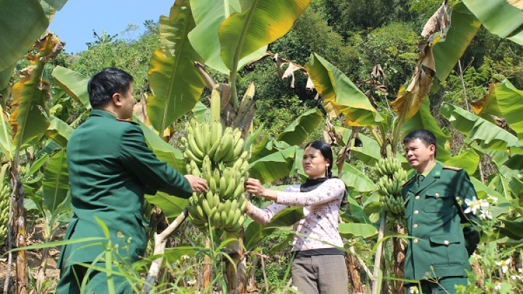 Tâm tình biên giới và hải đảo ngày 11/4/2015: Cán bộ chiến sĩ biên phòng giúp dân nghèo nơi biên giới phát triển kinh tế, ổn định cuộc sống.