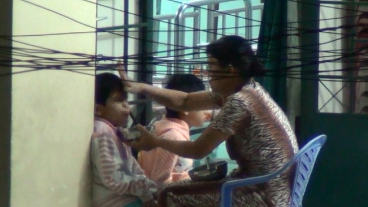 Thời sự đêm ngày 11/4/2015: Bộ Lao động thương binh và xã hội yêu cầu tất cả cơ sở bảo trợ phải lắp thiết bị theo dõi để tránh tình trạng trẻ bị bạo hành.