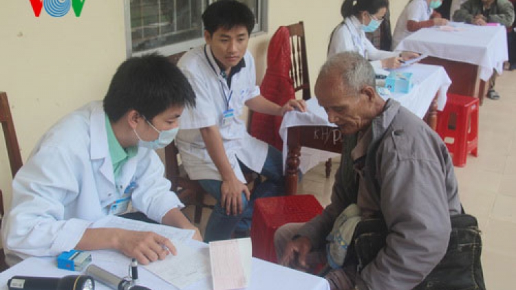 Thời sự chiều ngày 22/4/2015: Lần đầu tiên Bộ Y tế tổ chức Hội nghị trực tuyến với tất cả các bệnh viện trong cả nước để triển khai đồng bộ các giải pháp đổi mới phong cách, thái độ phục vụ của cán bộ y tế, hướng tới sự hài lòng của người bệnh.