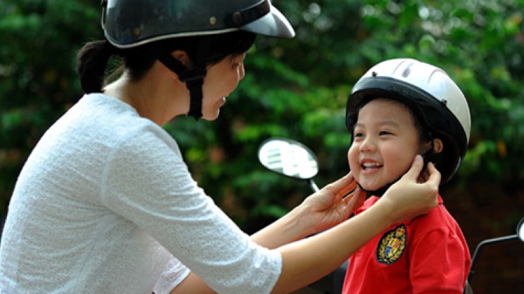 Thời sự trưa ngày 05/4/2015: Bắt đầu từ ngày mai thực hiện đợt cao điểm tuyên truyền, xử lý vi phạm về quy định đội mũ bảo hiểm cho trẻ em khi lưu thông bằng xe đạp điện, xe gắn máy.