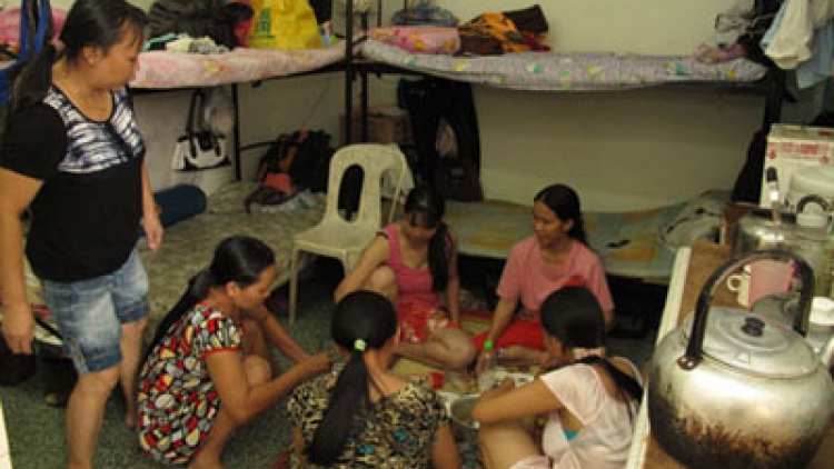 Thời sự chiều ngày 01/5/2015: Gần 80% công nhân lao động tại khu công nghiệp, khu chế xuất đang phải sống trong những khu nhà trọ tạm bợ.