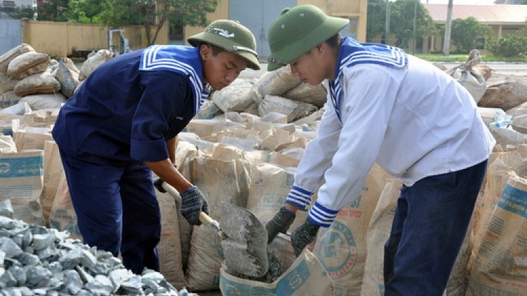 Tâm tình biên giới và hải đảo ngày 02/5/2015: Cán bộ chiến sĩ công binh hải quân vẫn thầm lặng miệt mài xây dựng những cột mốc chủ quyền nơi đảo xa.