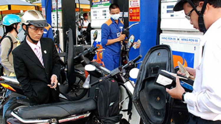 Thời sự đêm ngày 11/5/2015: Thị trường tiêu dùng vẫn khá ổn định sau khi xăng tăng giá thêm gần 2 nghìn đồng một lít từ ngày 5/5 vừa qua.