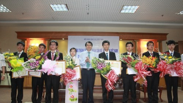 Thời sự trưa ngày 12/5/2015: Bộ Giáo dục và Đào tạo đón và vinh danh đoàn học sinh dự thi Olympic Vật lý Châu Á 2015 vừa trở về.