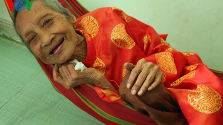 Thời sự chiều 13/5/2015: Cụ bà Nguyễn Thị Trù, 122 tuổi, chính thức được Hiệp hội Kỷ lục Thế giới trao bằng xác lập kỷ lục "Người phụ nữ cao tuổi nhất thế giới".